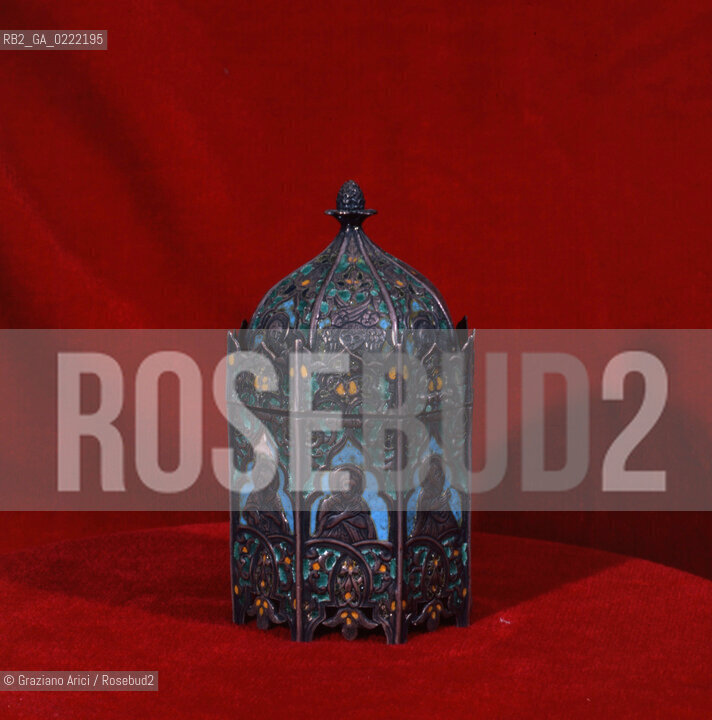 - Isola di San Lazzaro degli Armeni,Venezia,1990.Contenitore in argento e smalti del XVIII secolo. Lisola di San Lazzaro degli Armeni abbandonata nel XVI, nel 1717 fu donata dalla Repubblica di Venezia a un gruppo di monaci armeni fuggiti dalle persecuzioni turche, i quali restaurarono la chiesa e costruirono un monastero.GEO armeni monastero biblioteca vangeli miniature religione .- Saint Lazarus Island, Venice,1990.Silver vase with enamel of the eighteenth. The small island is one of worlds foremost centers of Armenian culture,it is completely occupied by a monastery ©Graziano Arici/Rosebud2