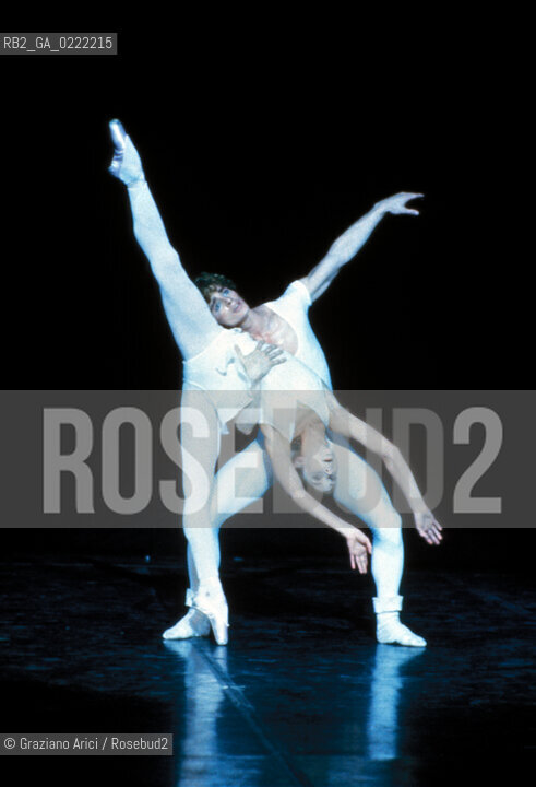 Venezia, 1982.Gran Teatro La Fenice. Balletto Bolero, coreografia di Maurice Bejart, musica di Maurice Ravel, Corpo di Ballo Bejart Ballet Lausanne. Danza Teatro balletto Bolero Ravel Bejart.Venice, 1982. Gran Teatro La Fenice. The ballet Bolero choreographed by Maurice Bejart, music by Maurice Ravel, chorus Bejart Ballet Lausanne © Archivio Graziano Arici MES  astga ©Graziano Arici/Rosebud2