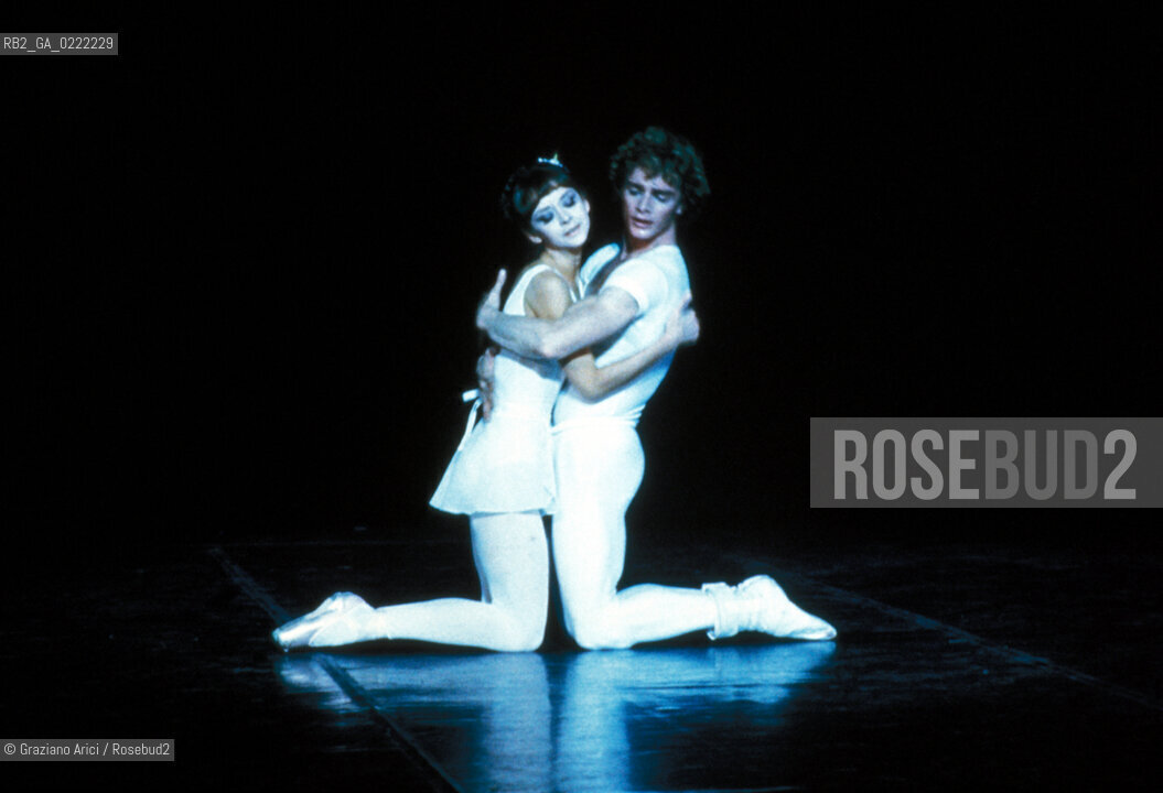 Venezia, 1982.Gran Teatro La Fenice. Balletto Bolero, coreografia di Maurice Bejart, musica di Maurice Ravel, Corpo di Ballo Bejart Ballet Lausanne. Danza Teatro balletto Bolero Ravel Bejart.Venice, 1982. Gran Teatro La Fenice. The ballet Bolero choreographed by Maurice Bejart, music by Maurice Ravel, chorus Bejart Ballet Lausanne © Archivio Graziano Arici MES  astga ©Graziano Arici/Rosebud2