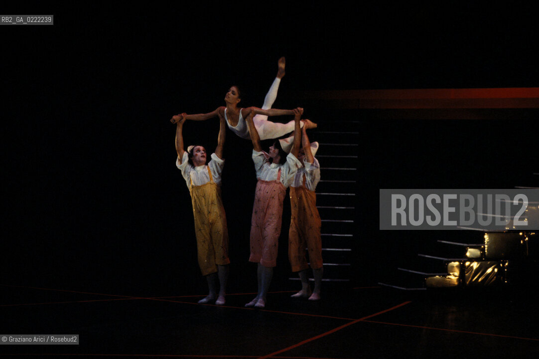 Venezia, 1980.Gran Teatro La Fenice. Balletto Il Flauto Magico, coreografia di Maurice Bejart, musica di Mozart, Corpo di Ballo Bejart Ballet Lausanne. Danza Teatro balletto Mozart Flauto Magico Bejart.Venice, 1980. Gran Teatro La Fenice. The ballet The Magic Flute choreographed by Maurice Bejart, music by Mozart, chorus Bejart Ballet Lausanne © Archivio Graziano Arici MES  astga ©Graziano Arici/Rosebud2