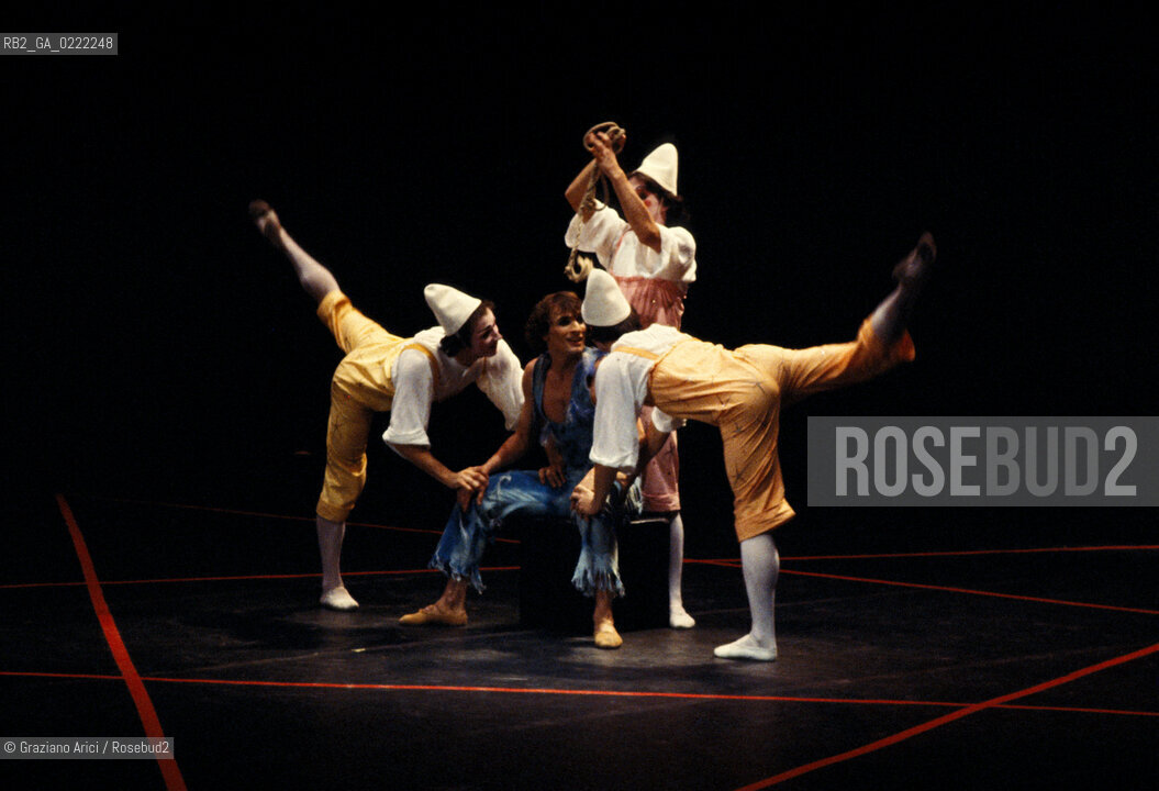 Venezia, 1980.Gran Teatro La Fenice. Balletto Il Flauto Magico, coreografia di Maurice Bejart, musica di Mozart, Corpo di Ballo Bejart Ballet Lausanne. Danza Teatro balletto Mozart Flauto Magico Bejart.Venice, 1980. Gran Teatro La Fenice. The ballet The Magic Flute choreographed by Maurice Bejart, music by Mozart, chorus Bejart Ballet Lausanne © Archivio Graziano Arici MES  astga ©Graziano Arici/Rosebud2