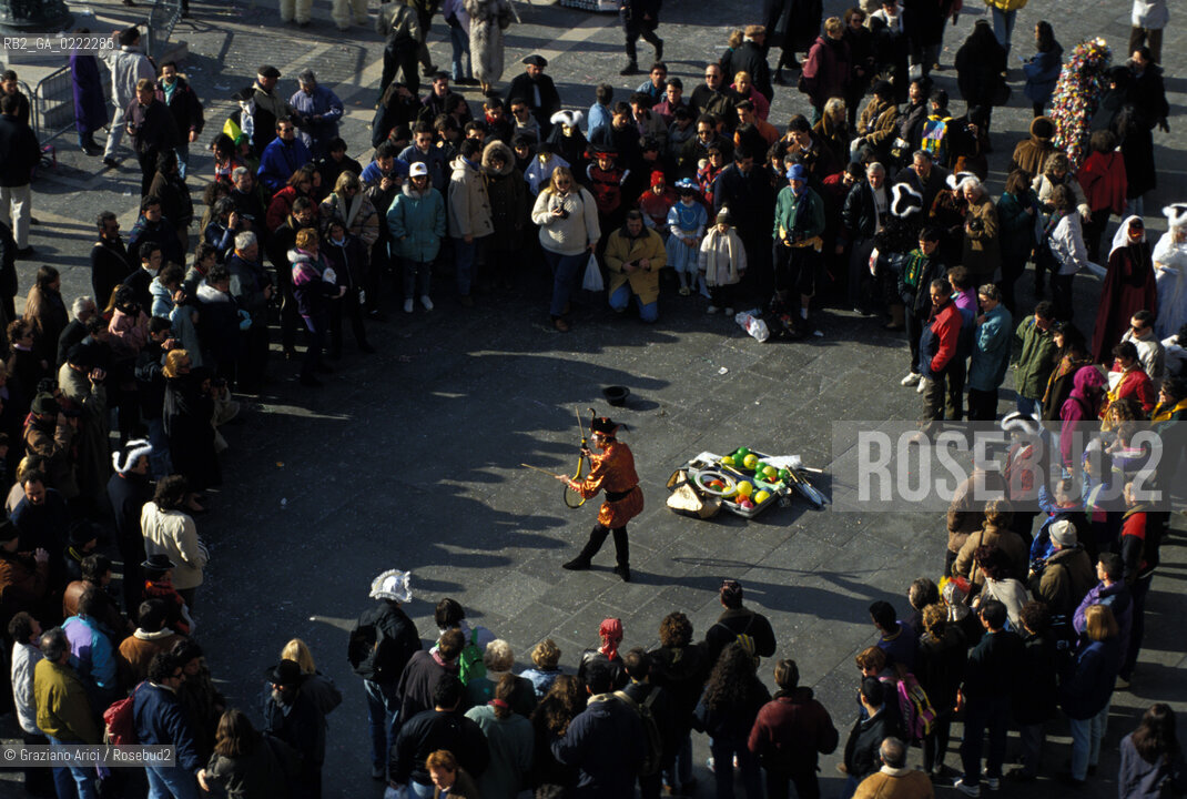 - Venezia,1993.Carnevale di Venezia. Giocoliere in Piazza San Marco. Carnevale GEO maschere giocoliere.- Venice,1993. Carnival of Venice.Juggler in Saint Marks Square ©Graziano Arici/Rosebud2