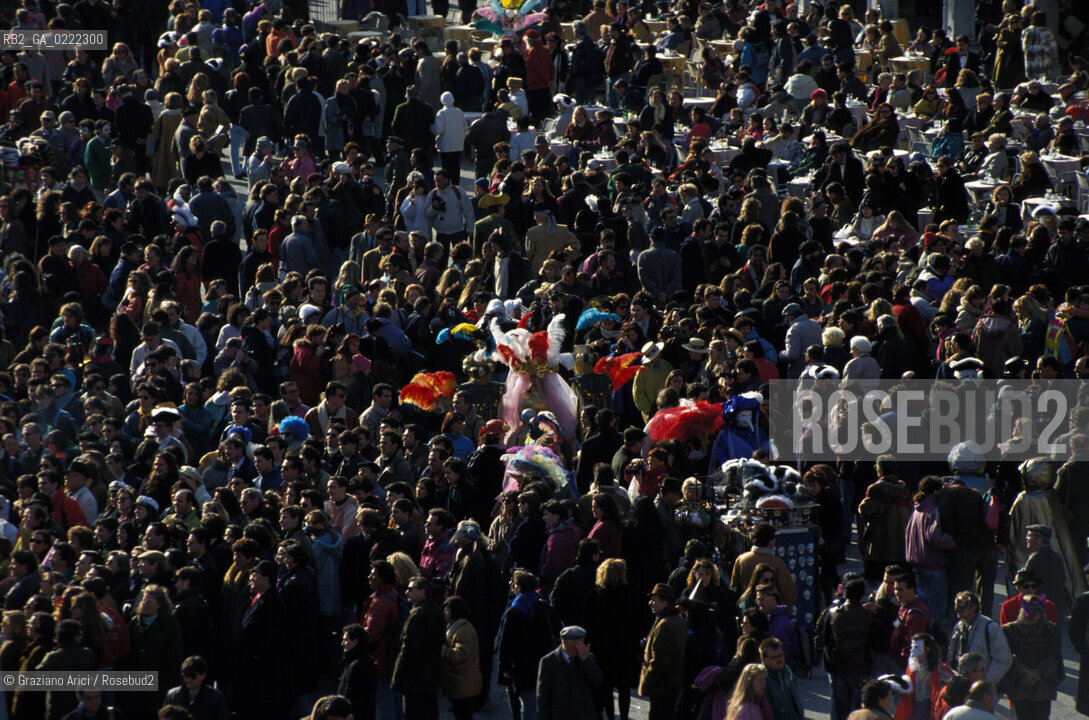 Venezia,1992.Carnevale di Venezia. Folla di maschere in Piazza San Marco. GEO carnevale maschere travestimento spettatori commedia arte.Venice,1992. Carnival of Venice.Crowds of people in Saint Marks Square ©Graziano Arici/Rosebud2