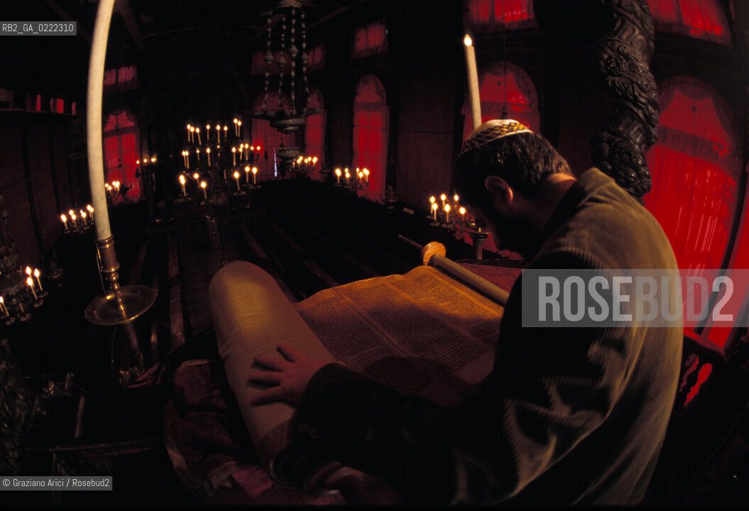 - Venezia, Cannaregio,1994. Il Ghetto Ebraico di Venezia.Restauro di un rotolo della Torah.Geo Ghetto ebraismo ebraico Torah .- Venice,Cannaregio,1994.The Jewish Ghetto.Restauration of a scroll of the Torah ©Graziano Arici/Rosebud2