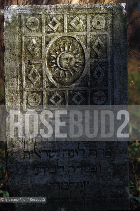 Lido di Venezia,1994. Lantico cimitero ebraico del Lido di Venezia.Geo cimitero ebraismo lapide.Lido of Venice,1994.The Jewish cemetery of the Lido of Venice ©Graziano Arici/Rosebud2