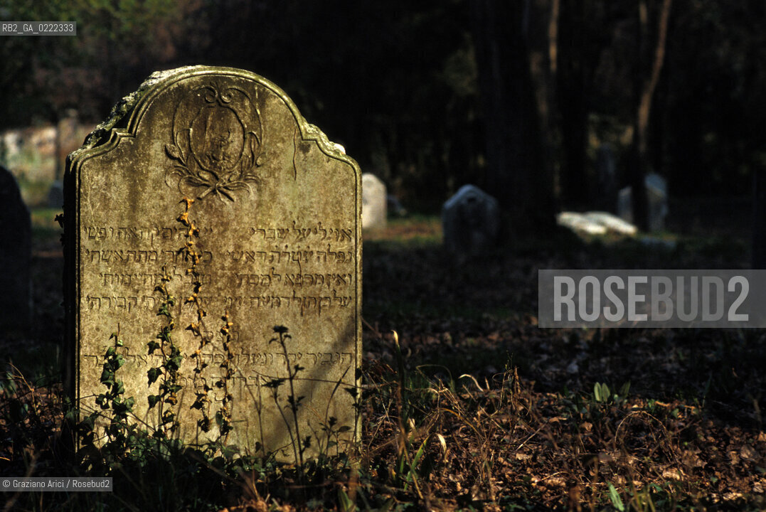Lido di Venezia,1994. Lantico cimitero ebraico del Lido di Venezia.Geo cimitero ebraismo .lido of Venice,1994.The Jewish cemetery.