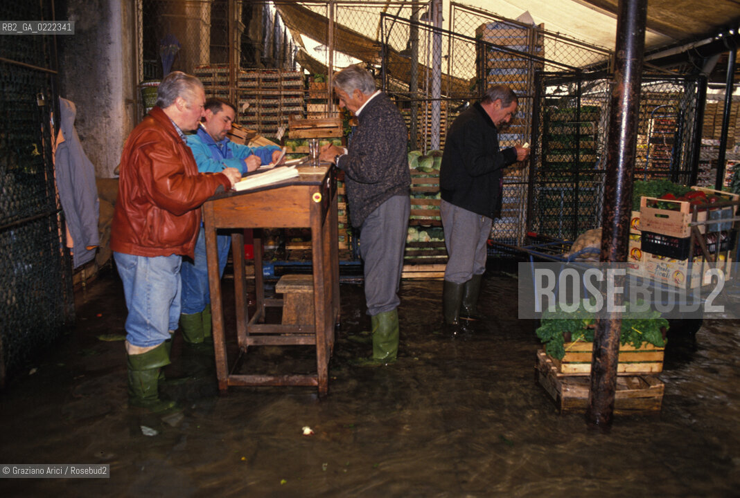 - Venezia,1992.Acqua alta al Mercato di Rialto.Geo Acqua alta marea.- Venice,1992.Hightide at the Rialtòs Market  ©Graziano Arici/Rosebud2
