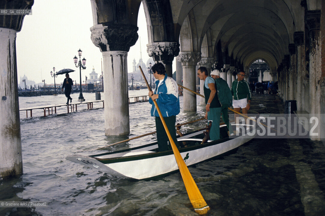 - Venezia,1992.Acqua alta in Piazza San Marco.Geo Acqua alta marea barca.- Venice,1992.Hightide in Saint Marks Square ©Graziano Arici/Rosebud2