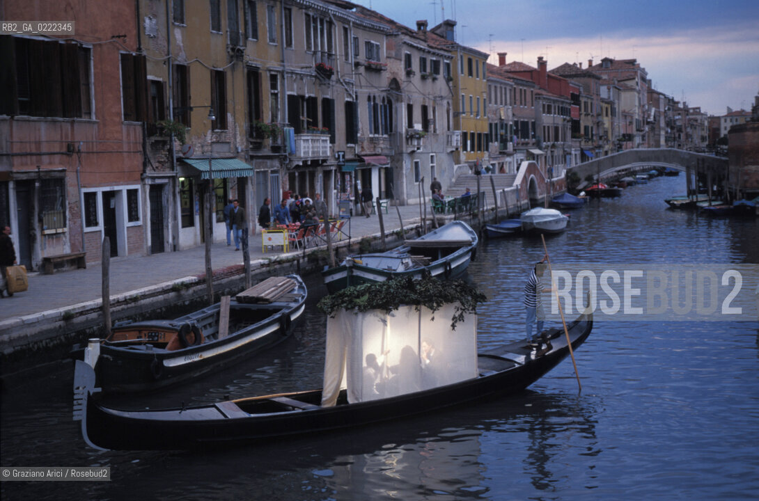 - Venezia, Cannaregio,1994.Ghetto Ebraico di Venezia.Festa di Sukkoth conosciuta anche come Festa delle Capanne:capanna costruita su una gondola.Geo Ghetto ebraismo .- Venice,Cannaregio,1994.The Jewish Ghetto.Jewish holiday Sukkoth, also know as Feast of Booths © Graziano Aric