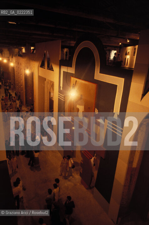 - Venezia, 1980.Biennale Architettura. Montaggio della Strada Novissima realizzata con materiali effimeri allinterno delle Corderie dellArsenale. Architettura esposizione Biennale montaggio.- Venice, 1980. International Architecture Exhibition. The Strada Novissima ©Graziano Arici/Rosebud2