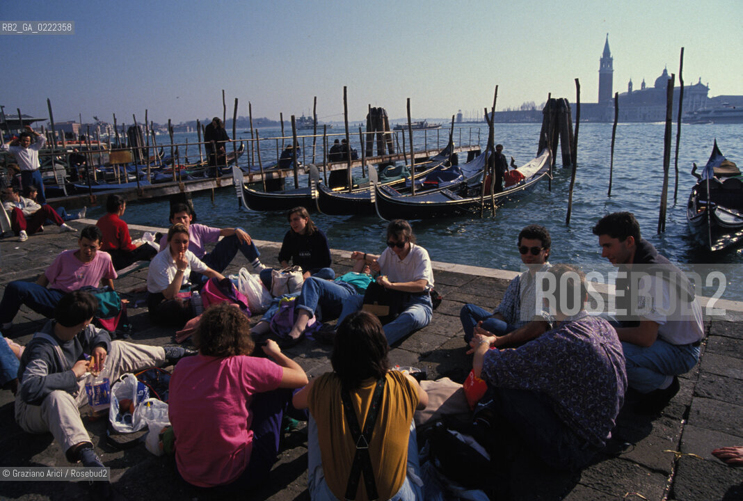 - Venezia,1995.Turisti in Piazza San Marco.Geo Turisti turismo canal Grande.- Venice,1995.Tourists in Saint Marks square ©Graziano Arici/Rosebud2