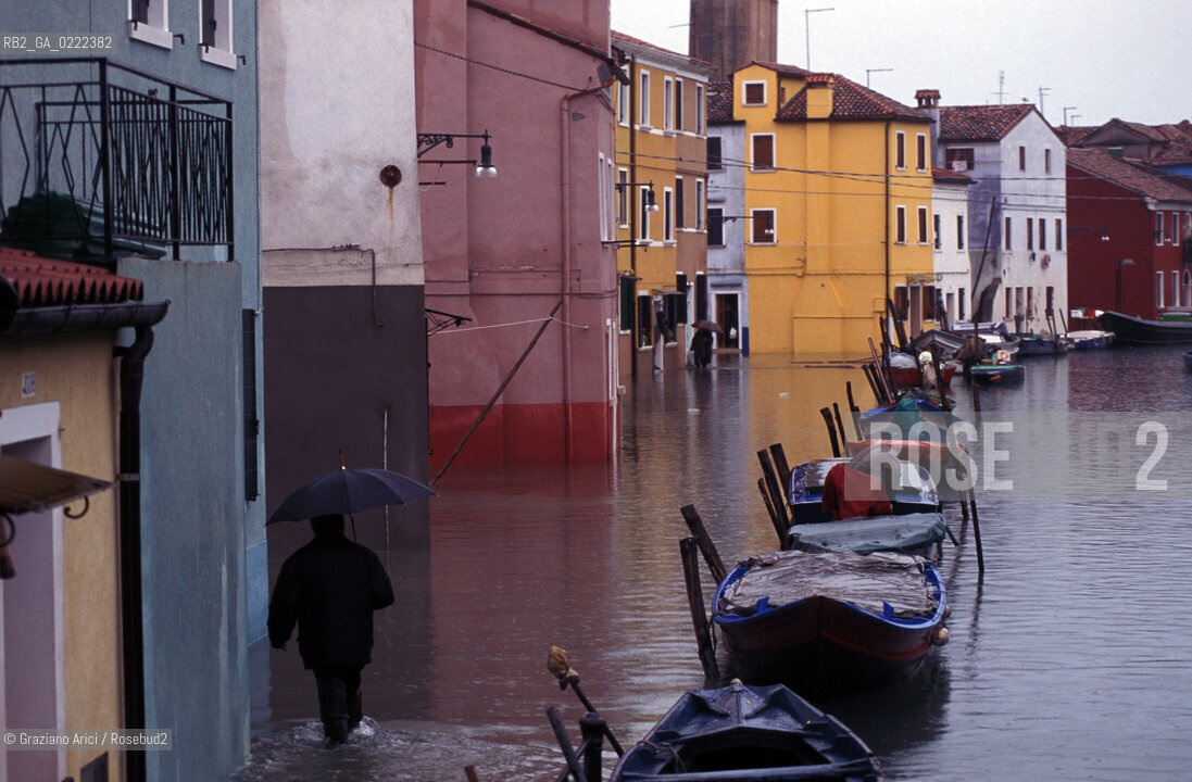 - Lisola di Burano, Venezia. Acqua alta. Geo acqua alta.- Island of Burano,Venice.Hight tide ©Graziano Arici/Rosebud2
