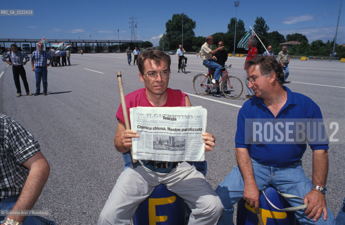 - Portomarghera, Venezia, 1996.Operai del settore chimico in sciopero.Gli operai occupano lautostrada Ve-Pd.POLITICA manifestazione Sciopero lavoro operai autostrada.- Portomarghera, Venice,1996.Strike of the Workers of the chemical sector   ©Graziano Arici/Rosebud2
