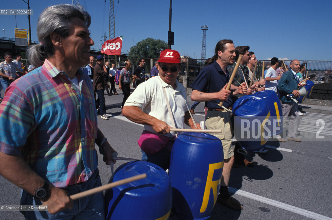 - Portomarghera, Venezia, 1996.Operai del settore chimico in sciopero.Gli operai occupano lautostrada Ve-Pd. POLITICA manifestazione Sciopero lavoro operai autostrada.- Portomarghera, Venice,1996.Strike of the Workers of the chemical sector.Roadblock  ©Graziano Arici/Rosebud2
