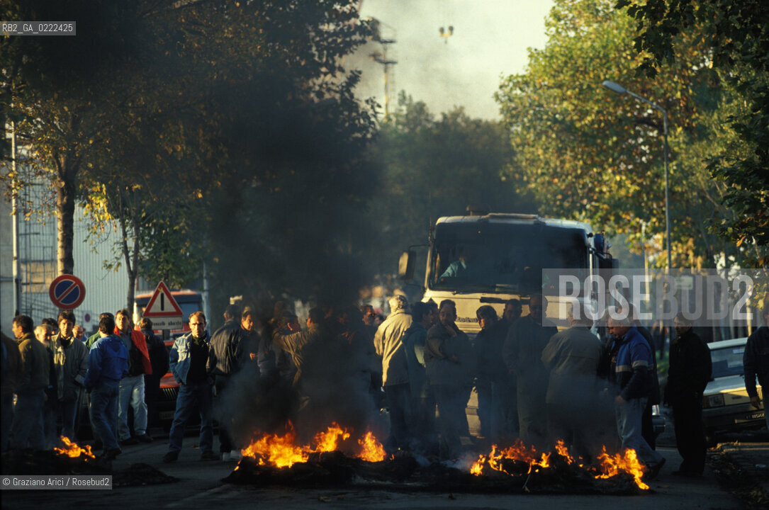 - Portomarghera, Venezia, 1996.Operai del settore chimico in sciopero.POLITICA manifestazione Sciopero lavoro operai fuoco.- Portomarghera, Venice,1996.Workers of the chemical sector are on strike ©Graziano Arici/Rosebud2