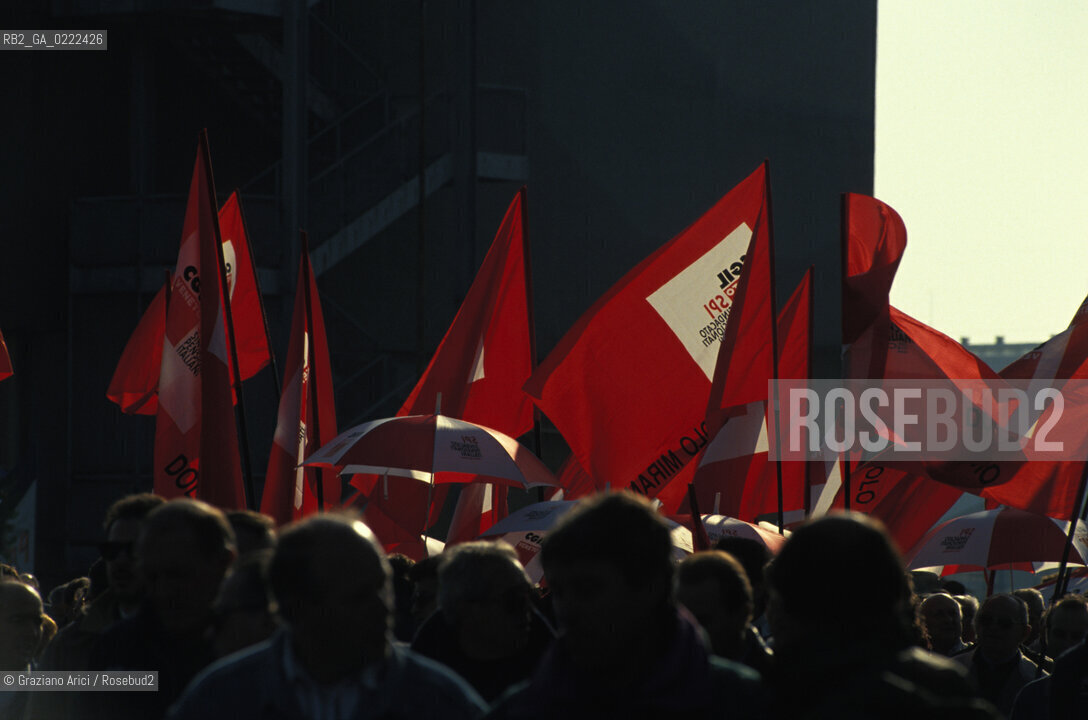 - Portomarghera, Venezia, 1996.Operai del settore chimico in sciopero.Gli operai occupano lautostrada Ve-Pd. POLITICA manifestazione Sciopero lavoro operai autostrada.- Portomarghera, Venice,1996.Strike of the Workers of the chemical sector.Roadblock  ©Graziano Arici/Rosebud2