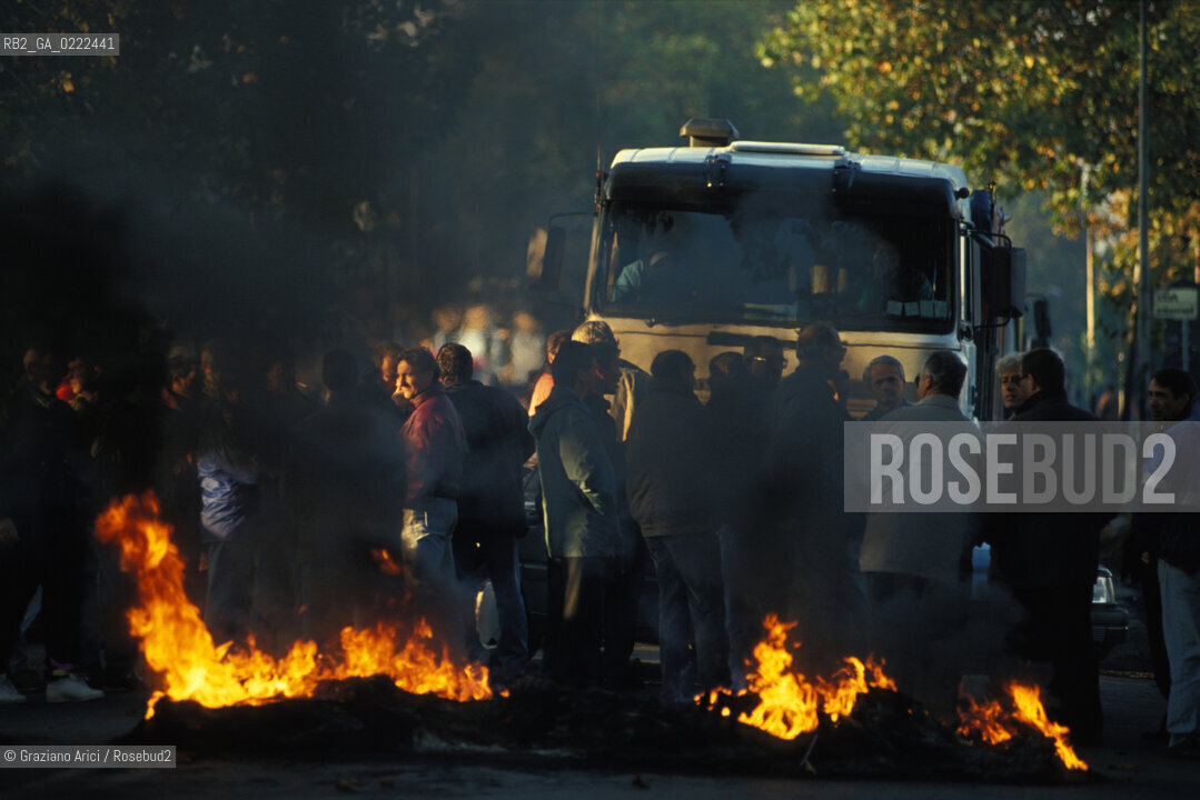 - Portomarghera, Venezia, 1996.Operai del settore chimico in sciopero.POLITICA manifestazione Sciopero lavoro operai fuoco.- Portomarghera, Venice,1996.Workers of the chemical sector are on strike ©Graziano Arici/Rosebud2