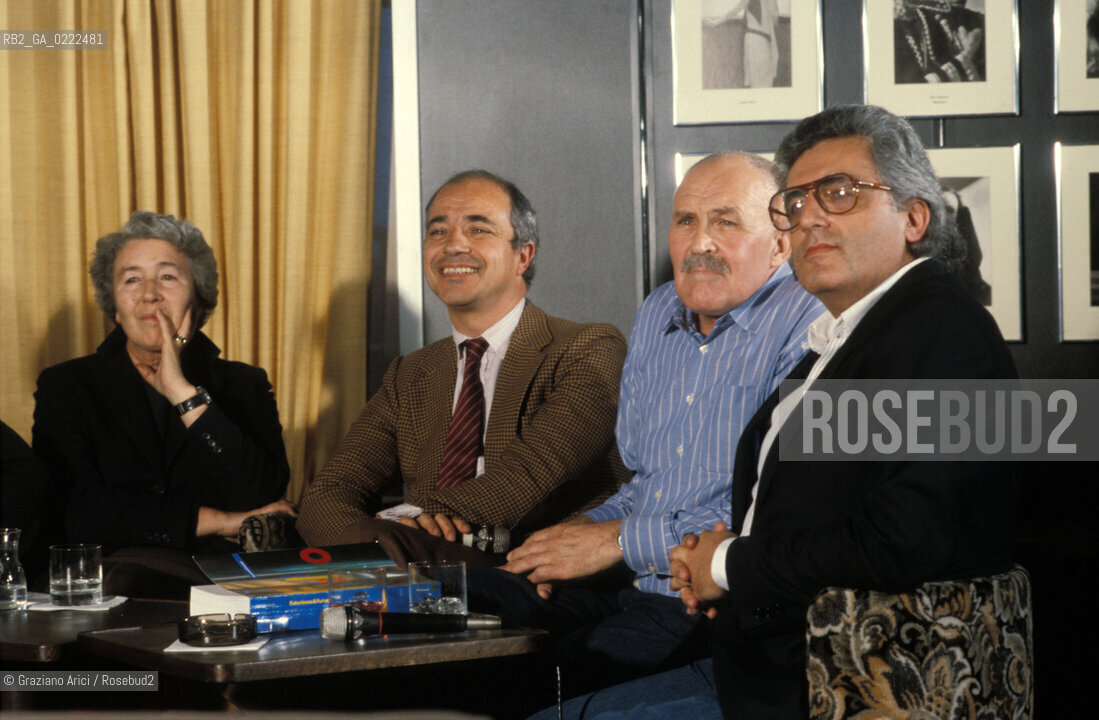 Venezia,1986.Palazzo Grassi.Gli architetti Gae Aulenti e Antonio Foscari con Pontus Hulten, il direttore di Palazzo Grassi  e il critico Germano Celant..Venice,1986.The Grassi Palace.The architects Gae Aulenti and Antonio Foscari with Pontus Hulten  the director of Palace Grassi and the critic Germano Celant ©Graziano Arici/Rosebud2