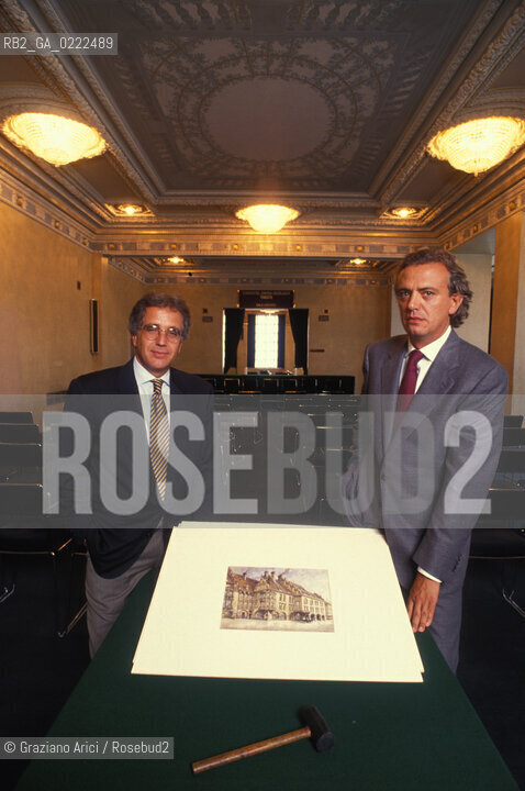 Trieste,1990.Asta degli acquarelli di Hitler. I proprietari della Casa dAste Furio Princivalli e Franco Deboni con gli acquarelli. Asta Hitler acquarelli.Trieste,1990.Auction of the Hitlers paintings water color .The homeowners Furio Princivalli e Franco Deboni with the painting water color ©Graziano Arici/Rosebud2