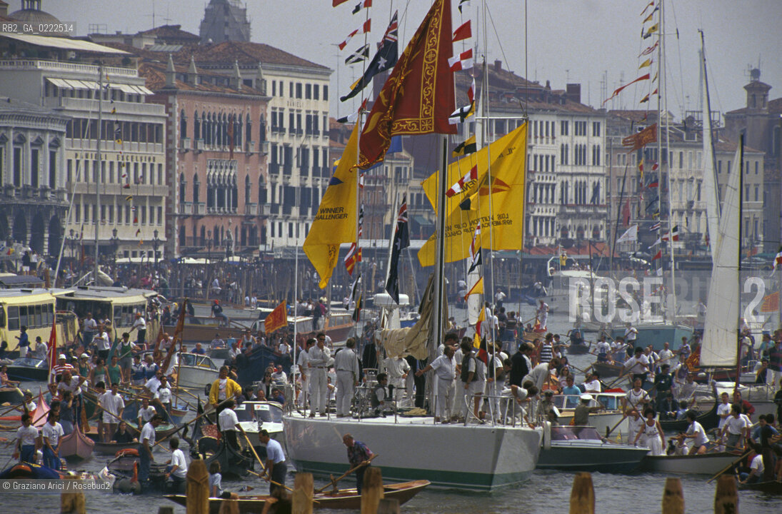 - Venezia,1992.Il Moro di Venezia attorniato dalle imbarcazioni.Festa per il rientro dellequipaggio.Competizione Americàs Cup vela sport.- Venice,1992.The Moro of Venice.Celebration of the Moro ©Graziano Arici/Rosebud2