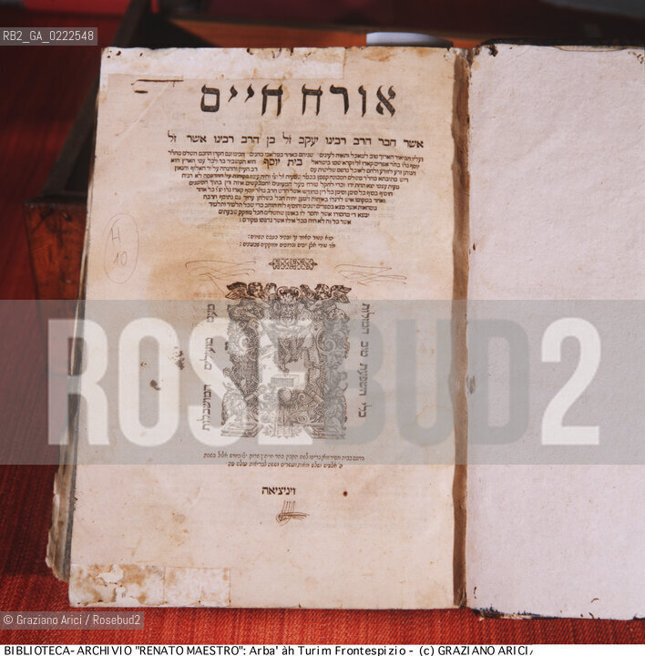 Nome:..ARBA ÀH TURIM (QUATTRO COLONNE) :  COMPENDIO HALAKHICO DI YAAKOV BEN ASHER CON COMMENTO DI YOSEF KARO (BEITH YOSEF) / FRONTESPIZIO  ....Localizzazione:..VENEZIA / CANNAREGIO / CAMPO DEL GHETTO NOVO / BIBLIOTECA-ARCHIVIO RENATO MAESTRO..VENICE / CANNAREGIO / CAMPO GHETTO NOVO / THE LIBRARY-ARCHIVES RENATO MAESTRO..Soggetto:..ARBA ÀH TURIM (QUATTRO COLONNE) :  COMPENDIO HALAKHICO DI YAAKOV BEN ASHER CON COMMENTO DI YOSEF KARO (BEITH YOSEF) / FRONTESPIZIO  ..ARBA ÀH TURIM ( FOUR COLUMNS)  : COMPENDIUM HALAKHICO BY YAAKOV BEN ASHER  COMMENTED BY YOSEF KARO (BEITH YOSEF) / TITLE-PAGE  ..Cronologia:..SEC. XVI TERZO QUARTO / 1566  ..XVIth CENTURY / 1566  ..Autore:..YAAKOV BEN ASHER  ....Stile:......Editori Stampatori:..GIOVANNI GRIFO EDITORE, VENEZIA  ..GIOVANNI GRIFO, PUBLISHER, VENICE  ..Committenza:......Materia e Tecnica:......Collocazione:......Note:......Riproduzione Fotografica:..Graziano Arici/Rosebud2  ....Copyright:..BIBLIOTECA-ARCHIVIO RENATO MAESTRO/   ....Data:..1994....Costo:..A....Key:..LIBRI  ..BOOKS   ..