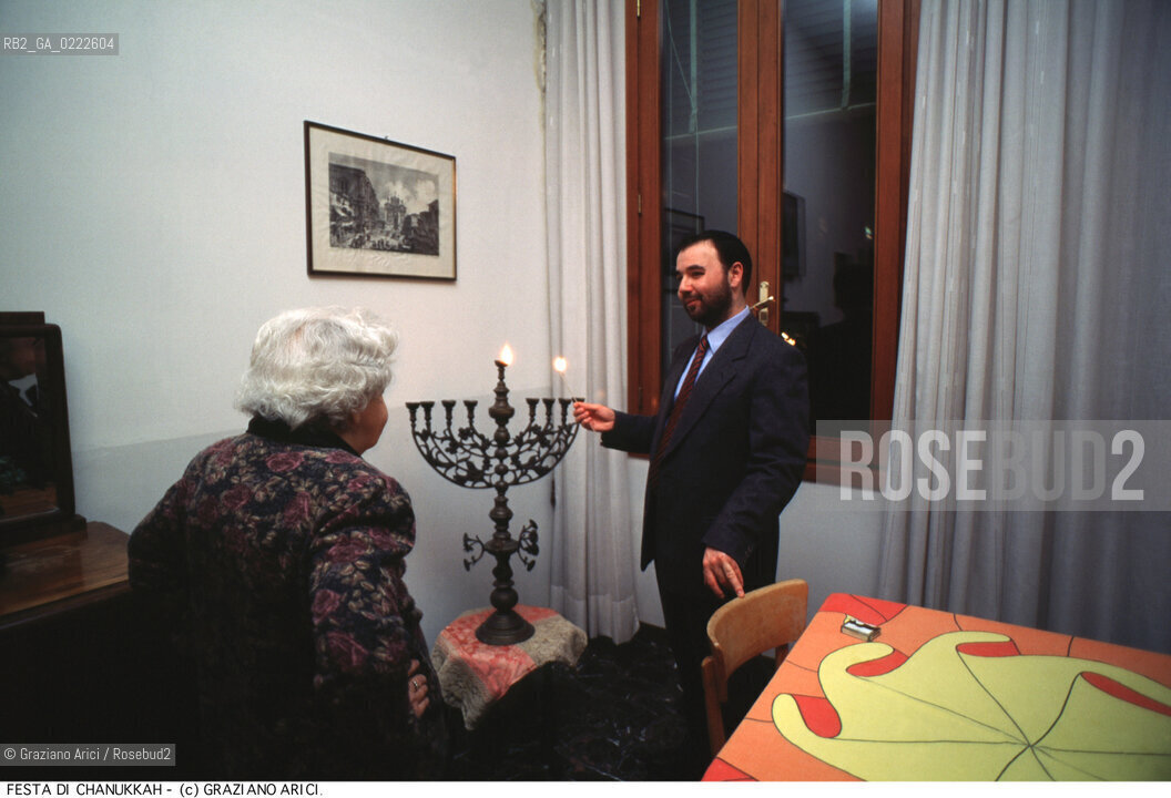 Nome:..FESTA DI CHANUKKAH : IL RABBINO ROBERTO DELLA ROCCA ACCENDE ALLA LAMPADA A NOVE BRACCI ....Localizzazione:..VENEZIA /CANNAREGIO / GHETTO VECCHIO / CASA DI RIPOSO ISRAELITICA  ..VENICE /  CANNAREGIO / GHETTO  VECCHIO / JEWISH REST HOME  ..Soggetto:..IL RABBINO ROBERTO DELLA ROCCA CON LA LAMPADA A NOVE BRACCI / FESTA DI CHANUKKAH ( CHANUCCA)  ..THE RABBI ROBERTO DELLA ROCCA WITH THE NINE-ARMED CANDLESTICK / FEAST OF HANUKAH  ..Cronologia:......Autore:......Stile:......Editori Stampatori:......Committenza:......Materia e Tecnica:......Collocazione:......Note:......Riproduzione Fotografica:..Graziano Arici/Rosebud2  ....Copyright:..Graziano Arici/Rosebud2/  ....Data:..1994....Costo:..A....Key:..RITI  ..RITES  ..