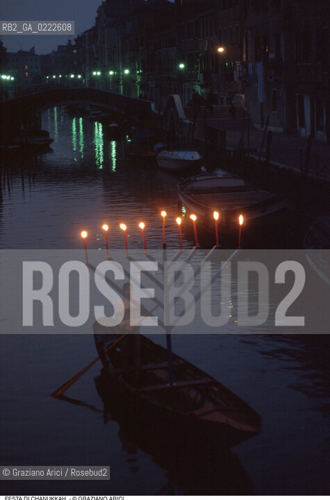 Caption: Nome:.. FESTA DI CHANUKKAH : LAMPADA A NOVE BRACCI SU DI UNA BARCA  ....Localizzazione:..VENEZIA /CANNAREGIO / GHETTO BARCA..Soggetto:.. FESTA DI CHANUKKAH ( CHANUCCA) / LAMPADA A NOVE BRACCI..JEWISH RELIGION / FEAST OF HANUKAH / NINE-ARMED CANDLESTICK..Cronologia:......Autore:......Stile:......Editori Stampatori:......Committenza:......Materia e Tecnica:......Collocazione:......Note:..BARCA ..BOAT   ..Riproduzione Fotografica:..Graziano Arici/Rosebud2  ....Copyright:..Graziano Arici/Rosebud2/  ....Data:..1994....Costo:..A....Key:..RITI  ..RITES