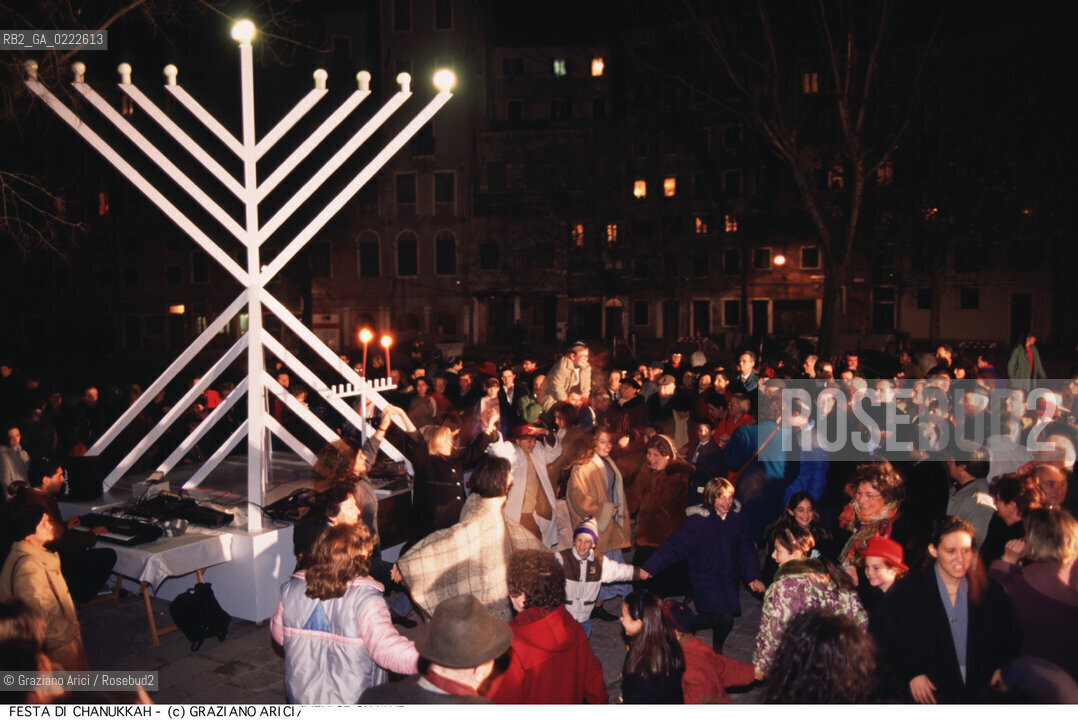 Nome:..FESTA DI CHANUKKAH : LAMPADA A NOVE BRACCI IN CAMPO DEL GHETTO NOVO ....Localizzazione:..VENEZIA /CANNAREGIO / GHETTO VECCHIO / CASA DI RIPOSO ISRAELITICA  ..VENICE /  CANNAREGIO / GHETTO  VECCHIO / JEWISH REST HOME  ..Soggetto:..FESTA DI CHANUKKAH ( CHANUCCA) / LAMPADA A NOVE BRACCI IN CAMPO DEL GHETTO NOVO ..FEAST OF HANUKAH / NINE-ARMED CANDLESTICK IN CAMPO DEL GHETTO NOVO   ..Cronologia:......Autore:......Stile:......Editori Stampatori:......Committenza:......Materia e Tecnica:......Collocazione:......Note:......Riproduzione Fotografica:..Graziano Arici/Rosebud2  ....Copyright:..Graziano Arici/Rosebud2/  ....Data:..1994....Costo:..A....Key:..RITI  GHETTO NOVO ..RITES  ..
