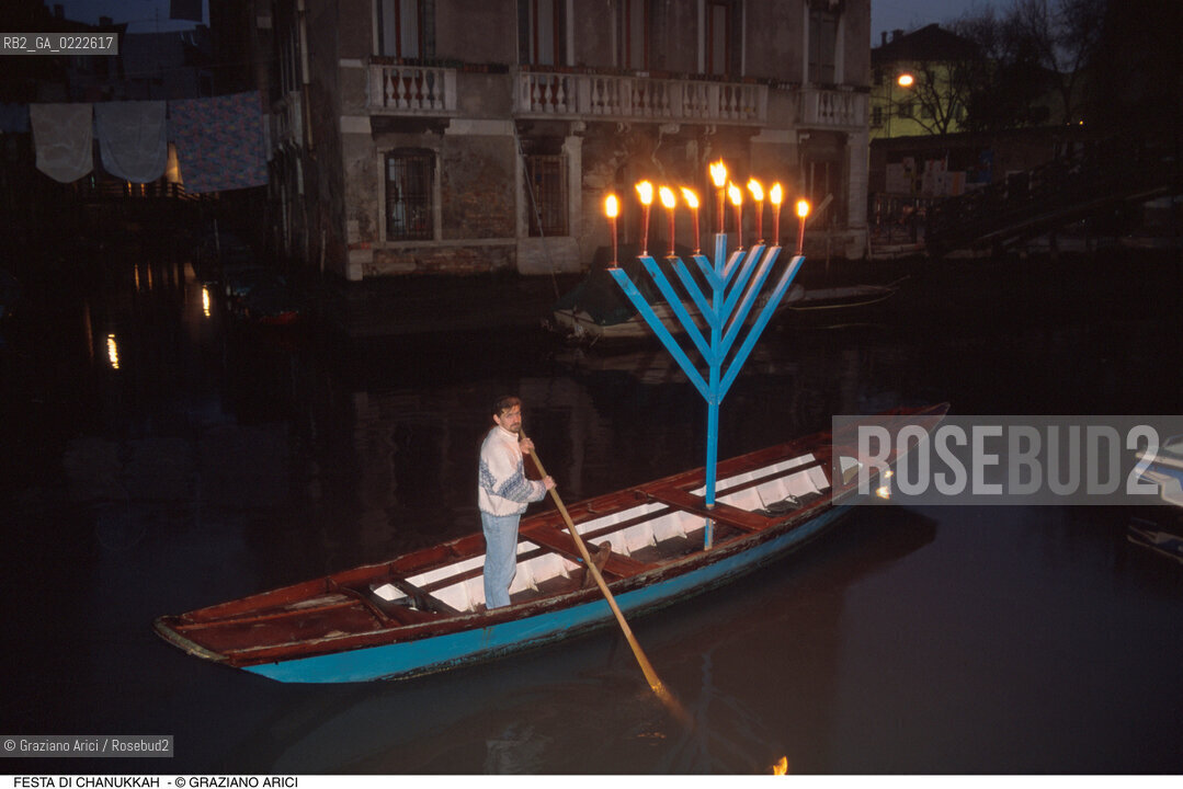 Caption: Nome:..FESTA DI CHANUKKAH ( CHANUCCA)  LAMPADA A NOVE BRACCI  SU DI UNA BARCA  ....Localizzazione:..VENEZIA /CANNAREGIO / GHETTO NUOVO  ..Soggetto:.. FESTA DI CHANUKKAH ( CHANUCCA)  LAMPADA A NOVE BRACCI  ..JEWISH RELIGION / FEAST OF HANUKAH /  NINE-ARMED CANDLESTICK..Cronologia:......Autore:......Stile:......Editori Stampatori:......Committenza:......Materia e Tecnica:......Collocazione:......Note:..BARCA ..BOAT    ..Riproduzione Fotografica:..Graziano Arici/Rosebud2  ....Copyright:..Graziano Arici/Rosebud2/  ....Data:..1994....Costo:..A....Key:..RITI  ..RITES