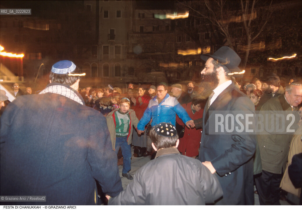 Caption: Nome:.. FESTA DI CHANUKKAH : LAMPADA A NOVE BRACCI IN CAMPO DEL GHETTO NOVO ....Localizzazione:..VENEZIA /CANNAREGIO / GHETTO NUOVO BALLO..Soggetto:..FESTA DI CHANUKKAH ( CHANUCCA) / LAMPADA A NOVE BRACCI IN CAMPO DEL GHETTO NOVO ..FEAST OF HANUKAH / NINE-ARMED CANDLESTICK IN CAMPO DEL GHETTO NOVO   ..Cronologia:......Autore:......Stile:......Editori Stampatori:......Committenza:......Materia e Tecnica:......Collocazione:......Note:......Riproduzione Fotografica:..Graziano Arici/Rosebud2  ....Copyright:..Graziano Arici/Rosebud2/  ....Data:..1994....Costo:..A....Key:..RITI  GHETTO NOVO ..RITES