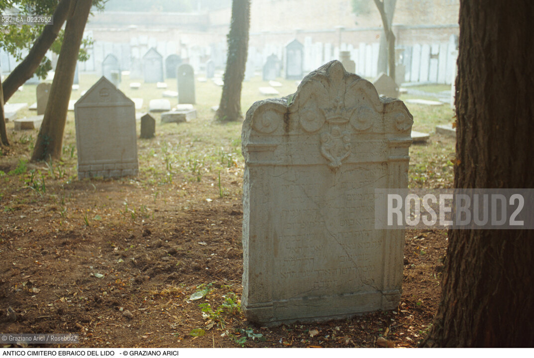 Caption: Nome:..CIMITERO EBRAICO DEL LIDO DI VENEZIA: LAPIDI  ....Localizzazione:..GHETTO / LIDO DI VENEZIA / CIMITERO EBRAICO  ..LIDO OF VENICE / JEWISH CEMETERY   ..Soggetto:..TOMBE / LAPIDI  DOPO IL RESTAURO (1999)..GRAVES / TOMBSTONES  ..Cronologia:......Autore:......Stile:......Editori Stampatori:......Committenza:......Materia e Tecnica:..MARMO  ..MARBLE   ..Collocazione:......Note:......Riproduzione Fotografica:..Graziano Arici/Rosebud2  ....Copyright:..Graziano Arici/Rosebud2/  ....Data:..2000....Costo:..A....Key: