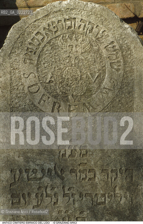 Caption: Nome:..CIMITERO EBRAICO DEL LIDO DI VENEZIA: LAPIDE CON STEMMA  ....Localizzazione:..GHETTO / LIDO DI VENEZIA / CIMITERO EBRAICO  ..LIDO OF VENICE / JEWISH CEMETERY   ..Soggetto:..TOMBE / LAPIDI  STEMMA ARALDICO SOLE ..GRAVES / TOMBSTONES  HERALDIC COAT OF ARMS  ..Cronologia:......Autore:......Stile:......Editori Stampatori:......Committenza:......Materia e Tecnica:..BASSORILIEVO SU MARMO  ..BAS-RELIEF ON MARBLE  ..Collocazione:......Note:......Riproduzione Fotografica:..Graziano Arici/Rosebud2  ....Copyright:..Graziano Arici/Rosebud2/  ....Data:..1994....Costo:..A....Key:..