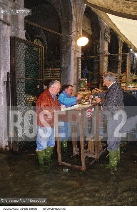 Nome:..ALTA MAREA..HIGHT TIDE..Localizzazione:..VENEZIA / S. POLO / MERCATO DI RIALTO..VENICE / ST. POLO  / RIALTO MARKET..Soggetto:..ACQUA ALTA NEL MERCATO DI RIALTO / LAVORO..RIALTO MARKET DURING THE HIGHT TIDE / WORK..Cronologia:......Autore:......Stile:......Editori Stampatori:......Committenza:......Materia e Tecnica:......Collocazione:......Note:....Riproduzione Fotografica:..Graziano Arici/Rosebud2 ...Copyright:..Graziano Arici / rosebud2/....Data:..1996....Costo:..A....Key:..ACQUA ALTA..HIGHT TIDE..