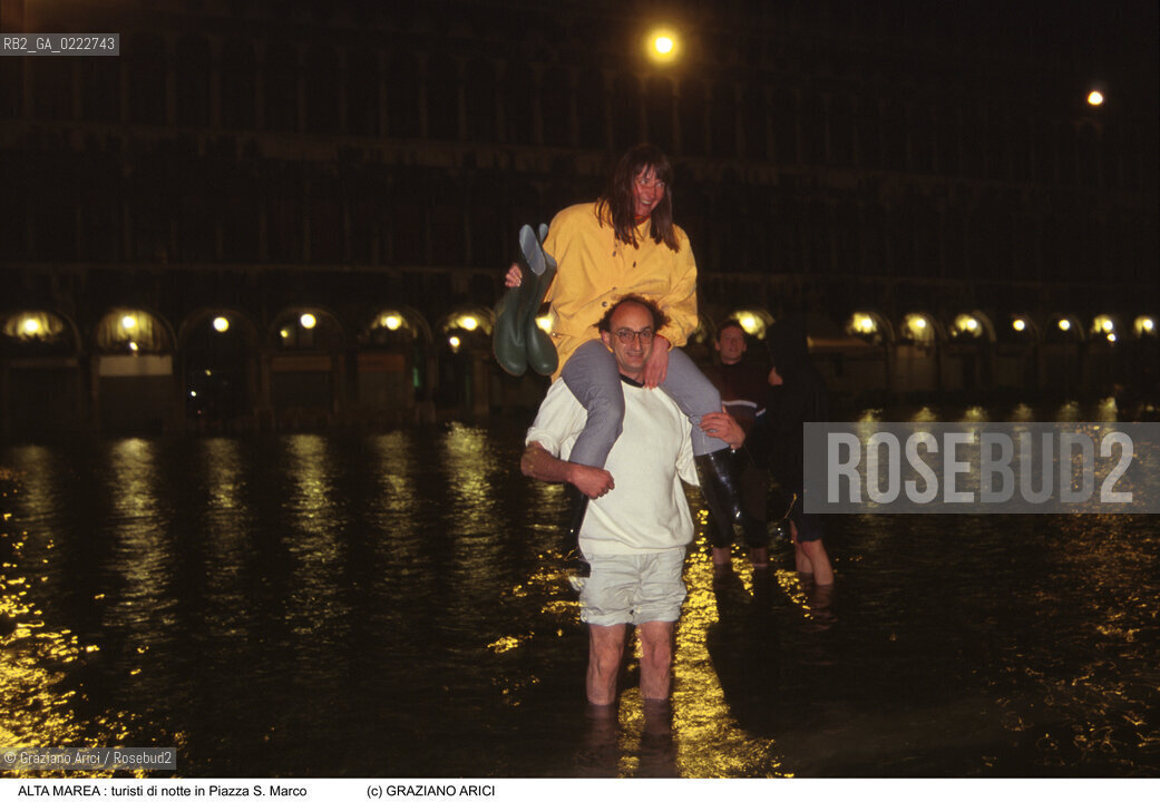 Nome:..ALTA MAREA..HIGHT TIDE..Localizzazione:..VENEZIA / S. MARCO / PIAZZA S. MARCO..VENICE / ST. MARK  / ST. MARK S SQUARE..Soggetto:..COPPIA DI TURISTI NELLA NOTTE IN PIAZZA S. MARCO DURANTE LACQUA ALTA..COUPLE OF TURISTS IN THE NIGHT IN  S. MARK S SQUARE DURING THE HIGHT TIDE..Cronologia:......Autore:......Stile:......Editori Stampatori:......Committenza:......Materia e Tecnica:......Collocazione:......Note:....Riproduzione Fotografica:..Graziano Arici/Rosebud2 ...Copyright:..Graziano Arici / rosebud2/....Data:..1995....Costo:..A....Key:..ACQUA ALTA..HIGHT TIDE..