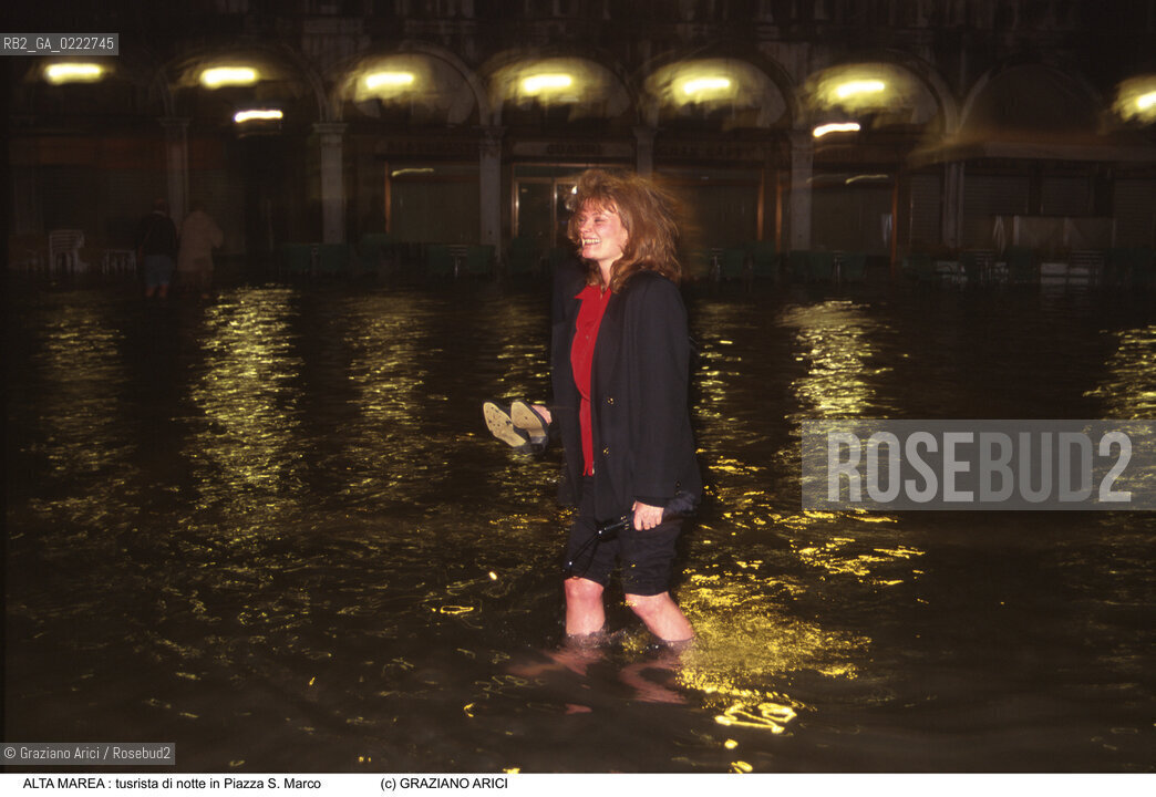 Nome:..ALTA MAREA..HIGHT TIDE..Localizzazione:..VENEZIA / S. MARCO / PIAZZA S. MARCO..VENICE / ST. MARK  / ST. MARK S SQUARE..Soggetto:..TURISTA SCALZA DI NOTTE IN PIAZZA S. MARCO DURANTE LACQUA ALTA..TURIST WITHOUT SHOES IN THE NIGHT IN  S. MARK S SQUARE DURING THE HIGHT TIDE..Cronologia:......Autore:......Stile:......Editori Stampatori:......Committenza:......Materia e Tecnica:......Collocazione:......Note:....Riproduzione Fotografica:..Graziano Arici/Rosebud2 ...Copyright:..Graziano Arici / rosebud2/....Data:..1995....Costo:..A....Key:..ACQUA ALTA..HIGHT TIDE..