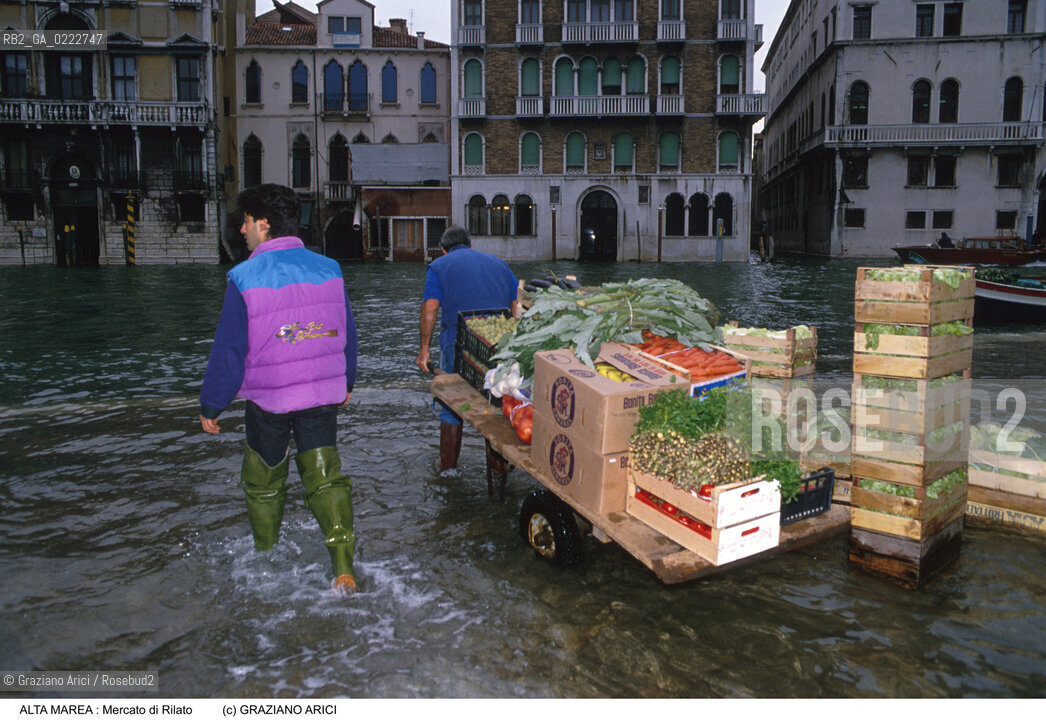 Nome:..ALTA MAREA..HIGHT TIDE..Localizzazione:..VENEZIA / S. POLO / MERCATO DI RIALTO..VENICE / ST. POLO  / RIALTO MARKET..Soggetto:..ACQUA ALTA NEL MERCATO DI RIALTO / LAVORO..RIALTO MARKET DURING THE HIGHT TIDE / WORK..Cronologia:......Autore:......Stile:......Editori Stampatori:......Committenza:......Materia e Tecnica:......Collocazione:......Note:....Riproduzione Fotografica:..Graziano Arici/Rosebud2 ...Copyright:..Graziano Arici / rosebud2/....Data:..1994....Costo:..A....Key:..ACQUA ALTA..HIGHT TIDE..