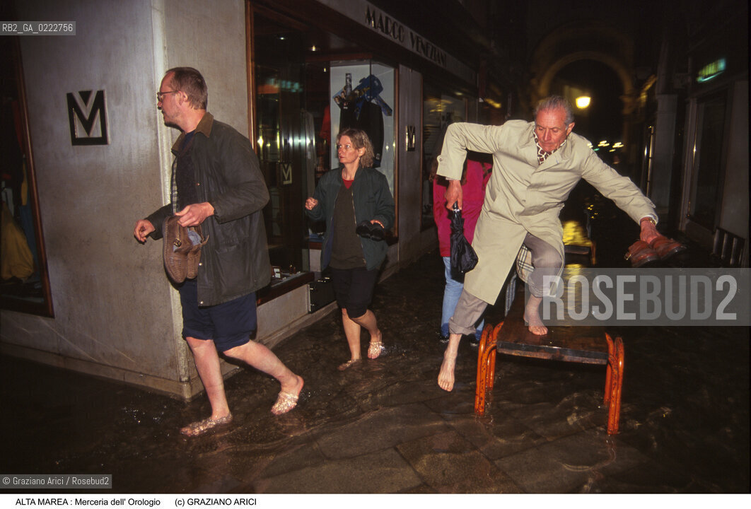 Nome:..ALTA MAREA..HIGHT TIDE..Localizzazione:..VENEZIA / S. MARCO / MERCERIA DELL OROLOGIO ..VENICE / ST. MARK  / MERCERIA DELL OROLOGIO ..Soggetto:..PERSONA SCENDE DALLA PASSERELLA IN MERCERIA DELL OROLOGIO DURANTE LACQUA ALTA DI NOTTE..PERSON IS GOING DOWN THE WALKWAY IN MERCERIA DELL OROLOGIO IN THE NIGHT DURING THE HIGHT TIDE..Cronologia:......Autore:......Stile:......Editori Stampatori:......Committenza:......Materia e Tecnica:......Collocazione:......Note:....Riproduzione Fotografica:..Graziano Arici/Rosebud2 ...Copyright:..Graziano Arici / rosebud2/....Data:..1995....Costo:..A....Key:..ACQUA ALTA..HIGHT TIDE..
