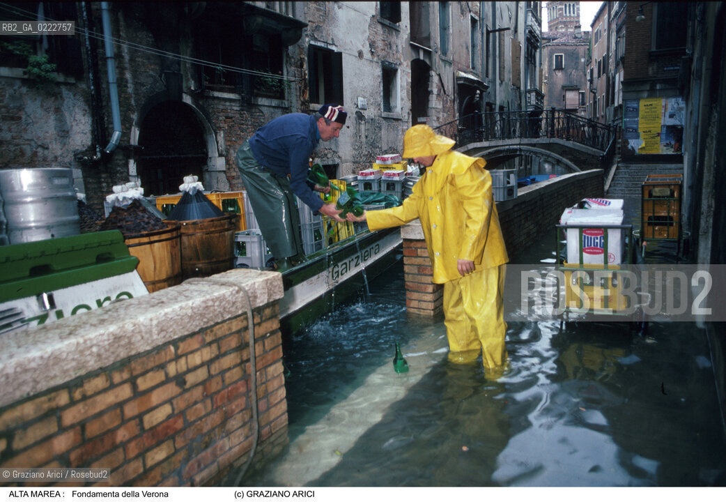 Nome:..ALTA MAREA..HIGHT TIDE..Localizzazione:..VENEZIA / S. MARCO / FONDAMENTA DELLA VERONA..VENICE / ST. MARK  / FONDAMENTA DELLA VERONA..Soggetto:..LAVORO DI SCARICO MERCI DURANTE L ACQUA ALTA ..WORK AND DISCHARGE OF GOODS IN A  BANK DURING THE HIGHT TIDE..Cronologia:......Autore:......Stile:......Editori Stampatori:......Committenza:......Materia e Tecnica:......Collocazione:......Note:....Riproduzione Fotografica:..Graziano Arici/Rosebud2 ...Copyright:..Graziano Arici / rosebud2/....Data:..1992....Costo:..A....Key:..ACQUA ALTA..HIGHT TIDE..