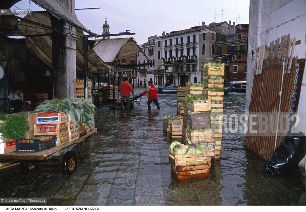 Nome:..ALTA MAREA..HIGHT TIDE..Localizzazione:..VENEZIA / S. POLO / MERCATO DI RIALTO..VENICE / ST. POLO  / RIALTO MARKET..Soggetto:..MERCATO DI RIALTO DURANTE LACQUA ALTA / LAVORO..RIALTO MARKET DURING THE HIGHT TIDE / WORK..Cronologia:......Autore:......Stile:......Editori Stampatori:......Committenza:......Materia e Tecnica:......Collocazione:......Note:....Riproduzione Fotografica:..Graziano Arici/Rosebud2 ...Copyright:..Graziano Arici / rosebud2/....Data:..1996....Costo:..A....Key:..ACQUA ALTA..HIGHT TIDE..