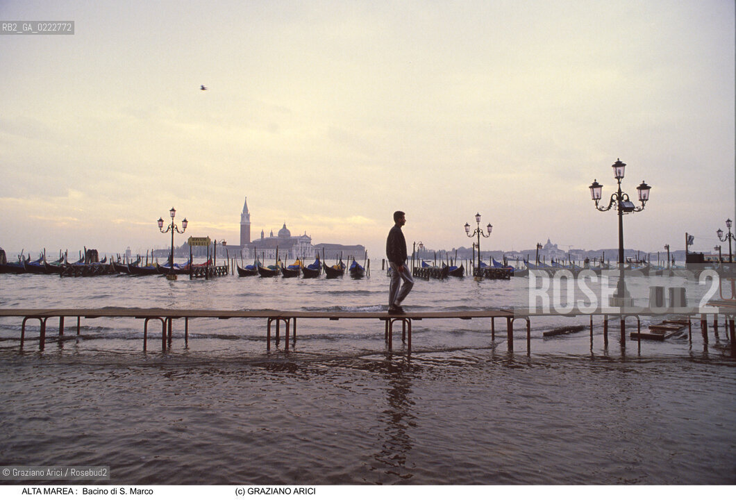 Nome:..ALTA MAREA..HIGHT TIDE..Localizzazione:..VENEZIA / S. MARCO / BACINO DI S. MARCO..VENICE / ST. MARK  / BASIN OF ST. MARK..Soggetto:..ACQUA ALTA IN BACINO DI S. MARCO / PASSERELLA / SAN GIORGIO..BASIN OF ST. MARK DURING THE HIGHT TIDE / WALKWAY / ISLE OF ST. GIORGIO..Cronologia:......Autore:......Stile:......Editori Stampatori:......Committenza:......Materia e Tecnica:......Collocazione:......Note:....Riproduzione Fotografica:..Graziano Arici/Rosebud2 ...Copyright:..Graziano Arici / rosebud2/....Data:..1994....Costo:..A....Key:..ACQUA ALTA..HIGHT TIDE..