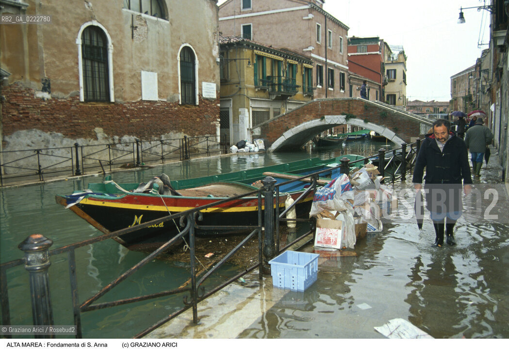 Nome:..ALTA MAREA..HIGHT TIDE..Localizzazione:..VENEZIA / CASTELLO / FONDAMENTA DI SANT ANNA ..VENICE / CASTELLO / FONDAMENTA OF SAINT ANNA ..Soggetto:..ACQUA ALTA IN FONDAMENTA  SANT ANNA / SPAZZATURA..FONDAMENTA OF SAINT ANNA DURING HIGH TIDE / RUBBISH..Cronologia:......Autore:......Stile:......Editori Stampatori:......Committenza:......Materia e Tecnica:......Collocazione:......Note:....Riproduzione Fotografica:..Graziano Arici/Rosebud2 ...Copyright:..Graziano Arici / rosebud2/....Data:..1997....Costo:..A....Key:..ACQUA ALTA..HIGHT TIDE..