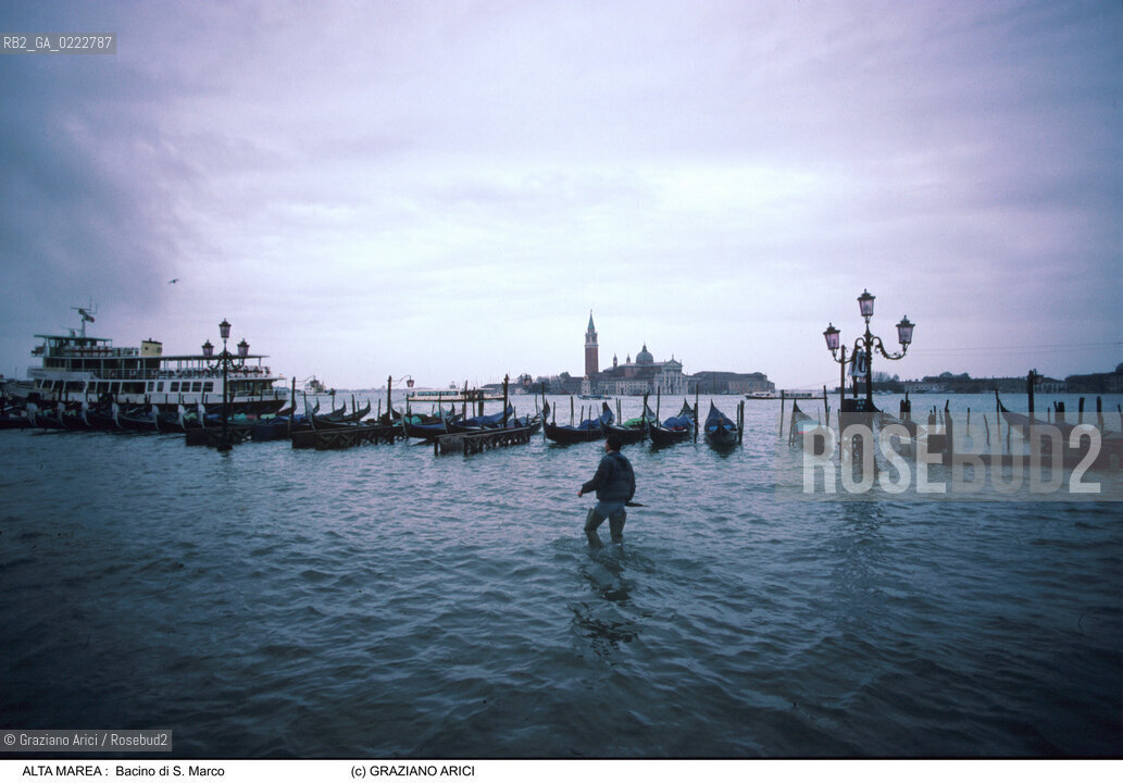 Nome:..ALTA MAREA..HIGHT TIDE..Localizzazione:..VENEZIA / S. MARCO / BACINO DI S. MARCO..VENICE / ST. MARK  / BASIN OF ST. MARK..Soggetto:..PERSONA CON L ACQUA ALTA IN BACINO DI S. MARCO / ISOLA DI SAN GIORGIO..PERSON IN BASIN OF ST. MARK DURING THE HIGHT TIDE / ISLE OF SAINT GIORGIO..Cronologia:......Autore:......Stile:......Editori Stampatori:......Committenza:......Materia e Tecnica:......Collocazione:......Note:....Riproduzione Fotografica:..Graziano Arici/Rosebud2 ...Copyright:..Graziano Arici / rosebud2/....Data:..1994....Costo:..A....Key:..ACQUA ALTA..HIGHT TIDE..