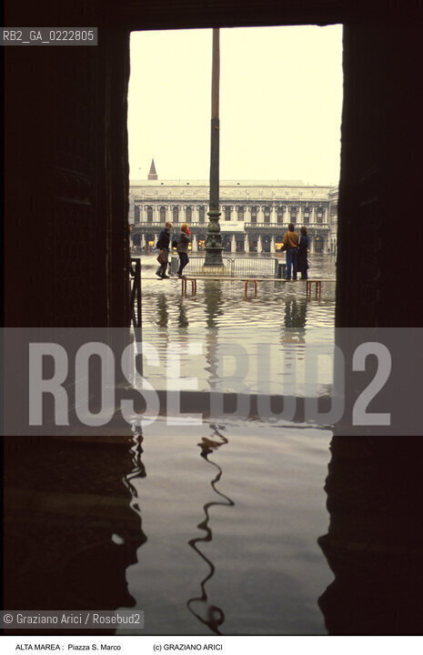 Nome:..ALTA MAREA..HIGHT TIDE..Localizzazione:..VENEZIA / S. MARCO / PIAZZA S. MARCO..VENICE / ST. MARK  / ST. MARK SQUARE..Soggetto:..PIAZZA S. MARCO DURANTE L ACQUA ALTA VISTA DALL INTERNO DELLA BASILICA..ST. MARK SQUARE DURING THE HIGHT TIDE , VIEW FROM THE INSIDE OF THE BASILICA OF ST. MARK ..Cronologia:......Autore:......Stile:......Editori Stampatori:......Committenza:......Materia e Tecnica:......Collocazione:......Note:....Riproduzione Fotografica:..Graziano Arici/Rosebud2 ...Copyright:..Graziano Arici / rosebud2/....Data:..1994....Costo:..A....Key:..ACQUA ALTA..HIGHT TIDE..
