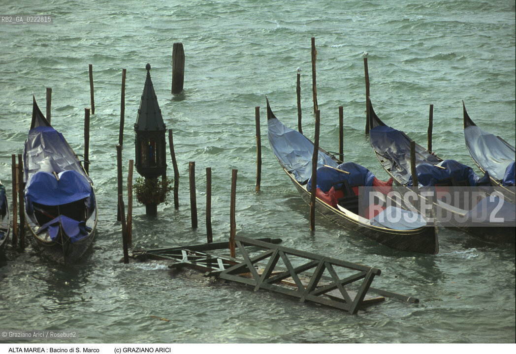 Nome:..ALTA MAREA..HIGHT TIDE..Localizzazione:..VENEZIA / S. MARCO / BACINO DI S. MARCO..VENICE / ST. MARK  / BASIN OF ST. MARK..Soggetto:..ACQUA ALTA IN BACINO DI S. MARCO / GONDOLA / APPRODO..BASIN OF ST. MARK DURING THE HIGHT TIDE / GONDOLA ( BOAT ) / LANDING PLACE..Cronologia:......Autore:......Stile:......Editori Stampatori:......Committenza:......Materia e Tecnica:......Collocazione:......Note:....Riproduzione Fotografica:..Graziano Arici/Rosebud2 ...Copyright:..Graziano Arici / rosebud2/....Data:..1996....Costo:..A....Key:..ACQUA ALTA..HIGHT TIDE..