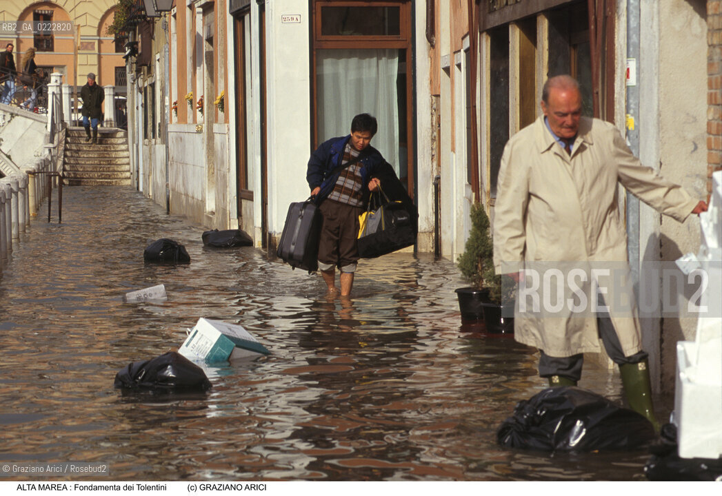 Nome:..ALTA MAREA..HIGHT TIDE..Localizzazione:..VENEZIA / DORSODURO / FONDAMENTA DEI TOLENTINI..VENICE / DORSODURO / FONDAMENTA DEI TOLENTINI..Soggetto:..TURISTA  GIAPPONESE IMMERSO IN ACQUA ALTA NELLA FONDAMENTA DEI TOLENTINI / SPAZZATURA..JAPANESE TURIST IN FONDAMENTA OF TOLENTINI DURING THE HIGHT TIDE / RUBBISH..Cronologia:......Autore:......Stile:......Editori Stampatori:......Committenza:......Materia e Tecnica:......Collocazione:......Note:....Riproduzione Fotografica:..Graziano Arici/Rosebud2 ...Copyright:..Graziano Arici / rosebud2/....Data:..1997....Costo:..A....Key:..ACQUA ALTA..HIGHT TIDE..