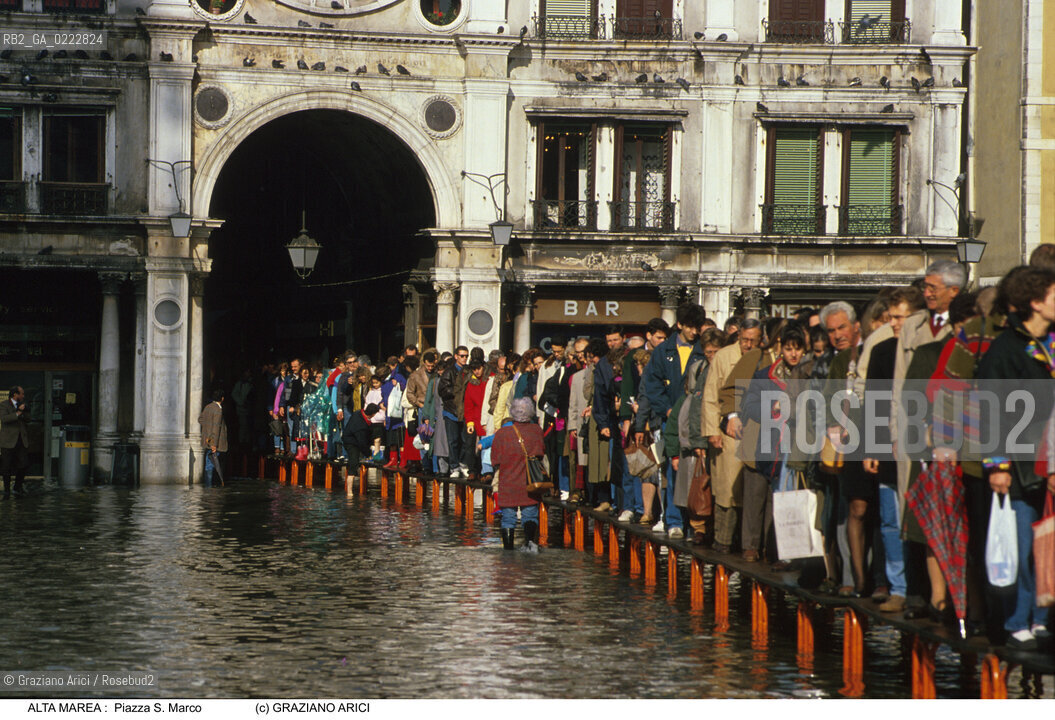 Nome:..ALTA MAREA..HIGHT TIDE..Localizzazione:..VENEZIA / S. MARCO / PIAZZA S. MARCO..VENICE / ST. MARK  / ST. MARK S SQUARE..Soggetto:..PASSERELLA PER L ACQUA ALTA IN PIAZZA  S. MARCO / GENTE..WALKWAYS ARE SET UP ALONG THE ST. MARK S SQUARE DURING THE HIGHT TIDE  / FULL OF PEOPLE..Cronologia:......Autore:......Stile:......Editori Stampatori:......Committenza:......Materia e Tecnica:......Collocazione:......Note:..GENTE..FULL OF PEOPLE..Riproduzione Fotografica:..Graziano Arici/Rosebud2 ...Copyright:..Graziano Arici / rosebud2/....Data:..1995....Costo:..A....Key:..ACQUA ALTA..HIGHT TIDE..