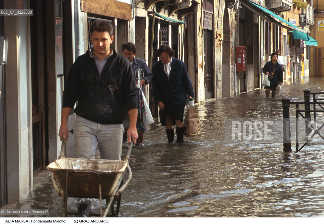 Nome:..ALTA MAREA..HIGHT TIDE..Localizzazione:..VENEZIA / DORSODURO / FONDAMENTA MINOTTO ( TOLENTINI )..VENICE / DORSODURO / FONDAMENTA DEI TOLENTINI..Soggetto:..ACQUA ALTA IN FONDAMENTA MINOTTO / LAVORO..FONDAMENTA MINOTTO DURING THE HIGHT TIDE / WORK..Cronologia:......Autore:......Stile:......Editori Stampatori:......Committenza:......Materia e Tecnica:......Collocazione:......Note:....Riproduzione Fotografica:..Graziano Arici/Rosebud2 ...Copyright:..Graziano Arici / rosebud2/....Data:..1997....Costo:..A....Key:..ACQUA ALTA..HIGHT TIDE..