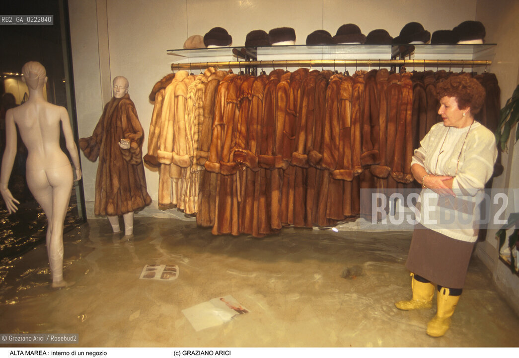 Nome:..ALTA MAREA..HIGHT TIDE..Localizzazione:..VENEZIA ..VENICE..Soggetto:..ACQUA ALTA IN UN INTERNO DI NEGOZIO / PELLICCIA..AN INTERIOR OF A SHOP DURING THE HIGHT TIDE / FUR..Cronologia:......Autore:......Stile:......Editori Stampatori:......Committenza:......Materia e Tecnica:......Collocazione:......Note:....Riproduzione Fotografica:..Graziano Arici/Rosebud2 ...Copyright:..Graziano Arici / rosebud2/....Data:..1998....Costo:..A....Key:..ACQUA ALTA..HIGHT TIDE..