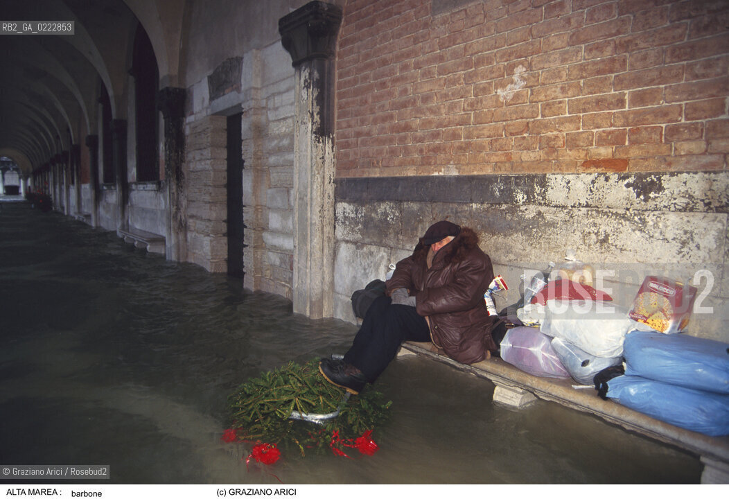 Nome:..ALTA MAREA..HIGHT TIDE..Localizzazione:..VENEZIA / S. MARCO ..VENICE / ST. MARK..Soggetto:..BARBONE SU UNA PANCHINA DI PALAZZO DUCALE / ALBERO DI NATALE / PANETTONE..HOMELESS ON A BENCH OF DUCAL PALACE DURING THE HIGHT TIDE / CHRISTMAS TREE / PANETTONE..Cronologia:......Autore:......Stile:......Editori Stampatori:......Committenza:......Materia e Tecnica:......Collocazione:......Note:....Riproduzione Fotografica:..Graziano Arici/Rosebud2 ...Copyright:..Graziano Arici / rosebud2/....Data:..1998....Costo:..A....Key:..ACQUA ALTA..HIGHT TIDE..