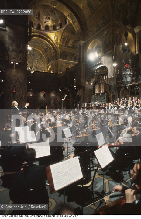 Caption: Nome: ..ORCHESTRA DEL GRAN TEATRO LA FENICE..Descrizione: ..PRIMO CONCERTO DOPO LINCENDIO NELLA BASILICA DI SAN MARCO A VENEZIA / DIRETTORE DORCHESTRA ISAAC KARABTCHEVSKY ..Credit: ..Graziano Arici/Rosebud2/..Costo: ..A..Nazione: ..ITALIA..Città: ..VENEZIA..Data: ..29/02/96